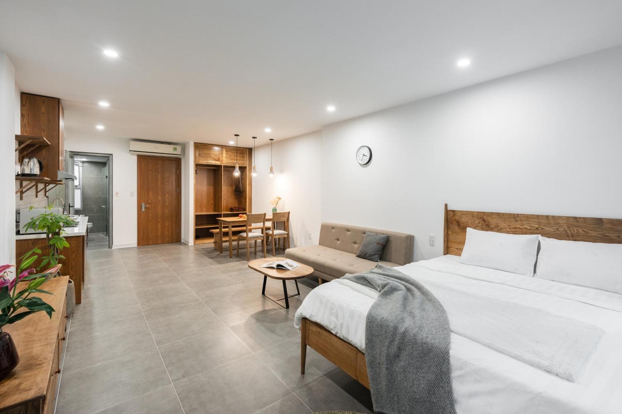 Apartment Sunny Building In Old Quarter-lift Access-washer-train Street *